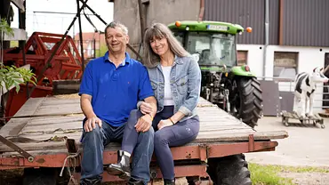 Johann und Katja bei  „Bauer sucht Frau“ - beide lächeln in die Kamera - Foto: RTL / Stefan Gregorowius