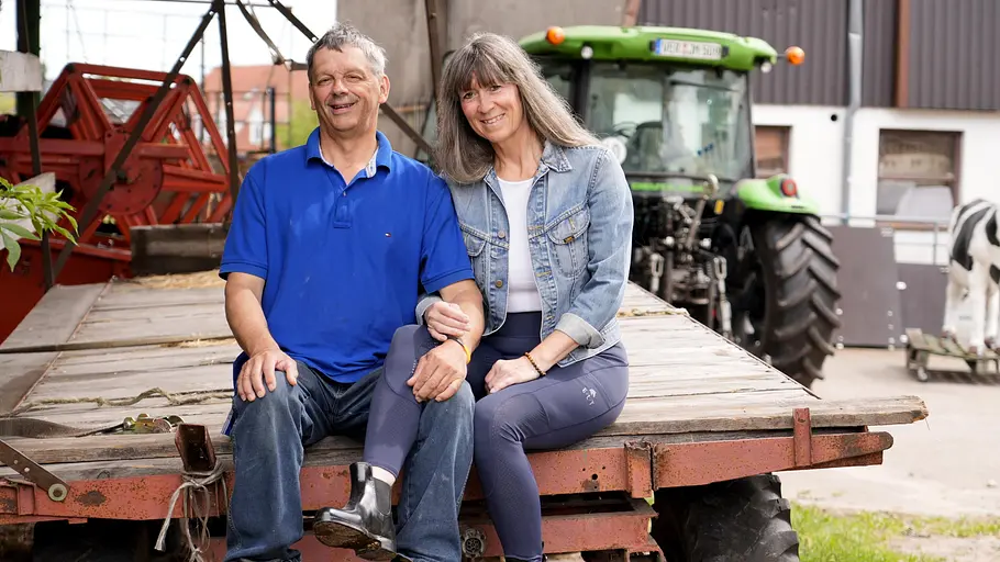 Johann und Katja bei „Bauer sucht Frau“ Johann und Katja bei „Bauer sucht Frau“ - beide lächeln in die Kamera