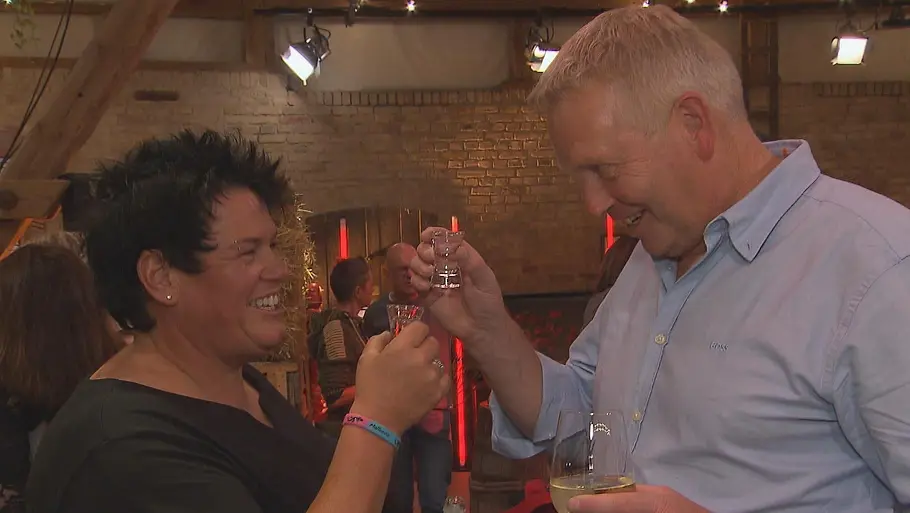 Bauer sucht Frau: Jörg und Simone kommen sich näher Bauer sucht Frau: Jörg und Simone stoßen an