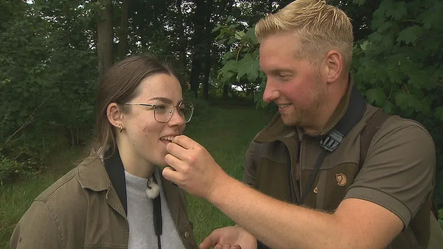 Bauer sucht Frau: Daniel füttert Jenny Bauer sucht Frau: Daniel füttert Jenny