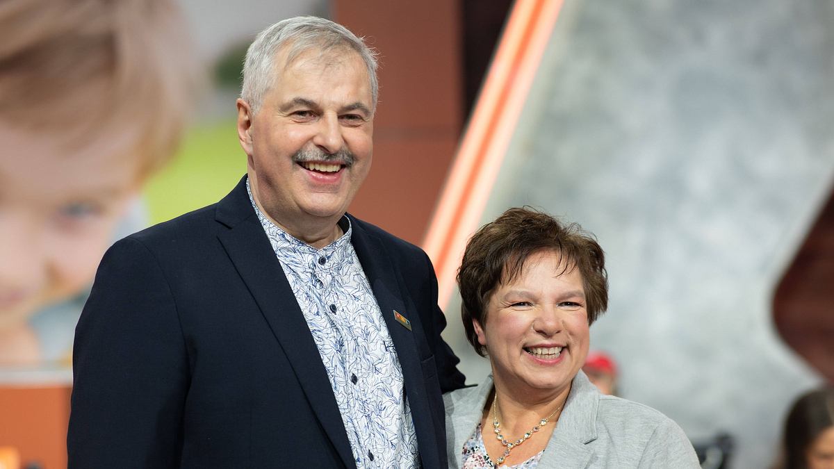 Bauer sucht Frau: Anja und Bruno „Bauer sucht Frau“-Paar Anja und Bruno posieren für die Kameras und lächeln.