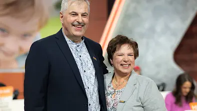 „Bauer sucht Frau“-Paar Anja und Bruno posieren für die Kameras und lächeln. - Foto:  IMAGO / Sven Simon