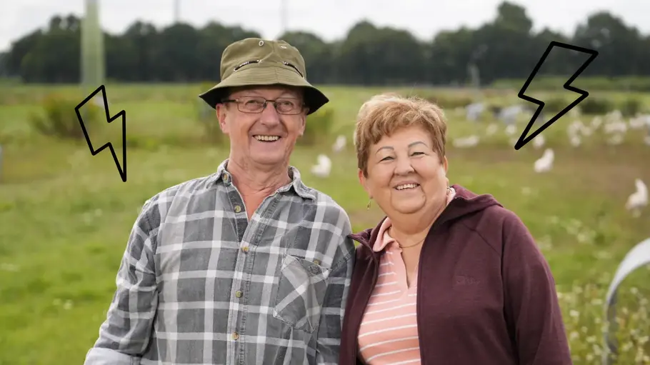 „Bauer sucht Frau“-Traumpaar Walter und Katharina „Bauer sucht Frau“-Traumpaar Walter und Katharina lächeln in die Kamera - neben ihnen sind zwei Blitz-Symbole.
