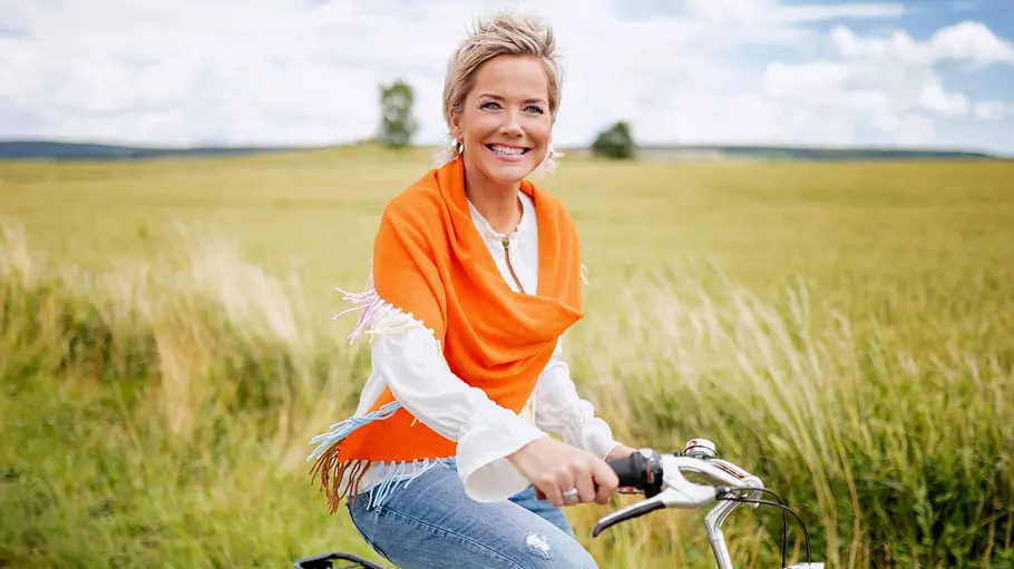 Die Verträge bei Bauer sucht Frau sind knallhart Bauer sucht Frau-Moderatorin Inka Bause auf dem Fahrrad
