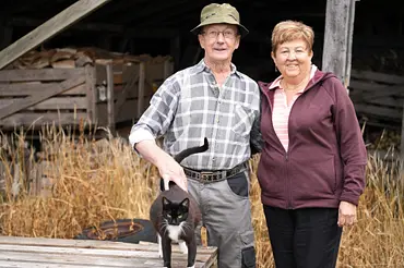 Bauer sucht Frau-Kandidat Walter mit Hofdame Katharina und einer Katze - Foto: RTL / Stefan Gregorowius