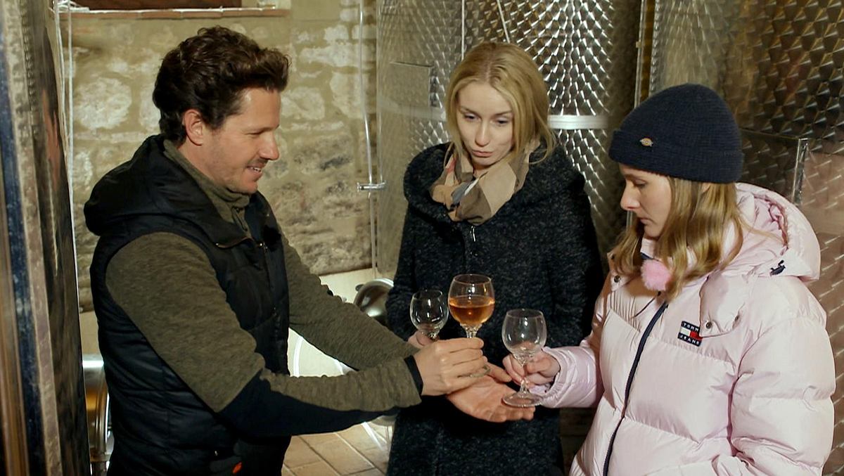 Bauer sucht Frau International: Kandidatin Miriam reist ab Bauer sucht Frau International: Martin mit den Kandidatinnen Miriam und Vanessa bei der Weinprobe