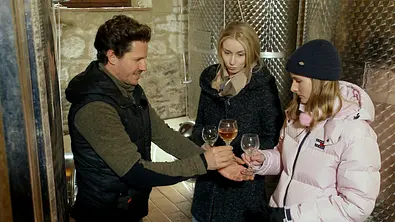 Bauer sucht Frau International: Martin mit den Kandidatinnen Miriam und Vanessa bei der Weinprobe - Foto: RTL