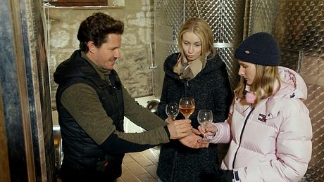Bauer sucht Frau International: Martin mit den Kandidatinnen Miriam und Vanessa bei der Weinprobe - Foto: RTL