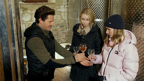 Bauer sucht Frau International: Martin mit den Kandidatinnen Miriam und Vanessa bei der Weinprobe - Foto: RTL