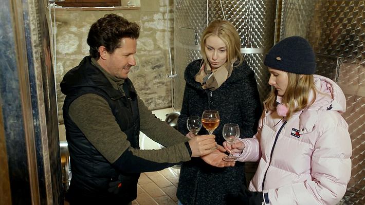 Bauer sucht Frau International: Martin mit den Kandidatinnen Miriam und Vanessa bei der Weinprobe - Foto: RTL