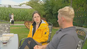 Daniel sitzt gegenüber von Kandidatin Jenny. Er trifft bei Bauer sucht Frau traurige Entscheidung - Foto: RTL