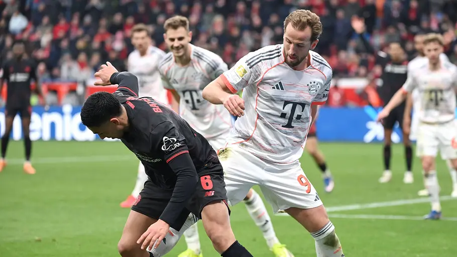 Bayer 04 Leverkusen vs. FC Bayern München Harry Kane und ein Spieler von Bayer 04 Leverkusen kämpfen um den Ball