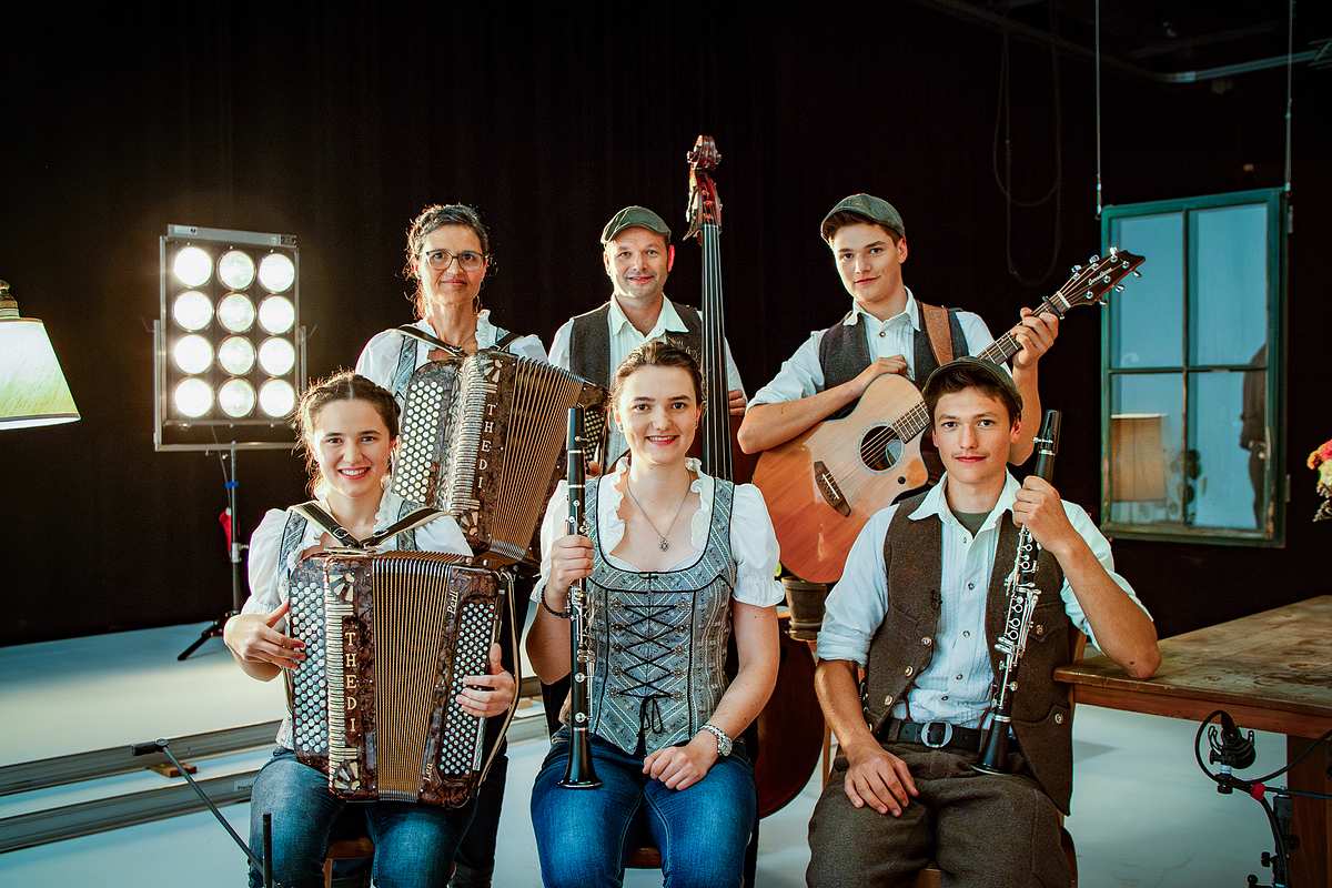 Typisch Volksmusik? typisch volksmusik?