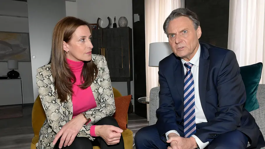 Katrin will die Agentur retten. Katrin schaut einen nachdenklichen Gerner an.