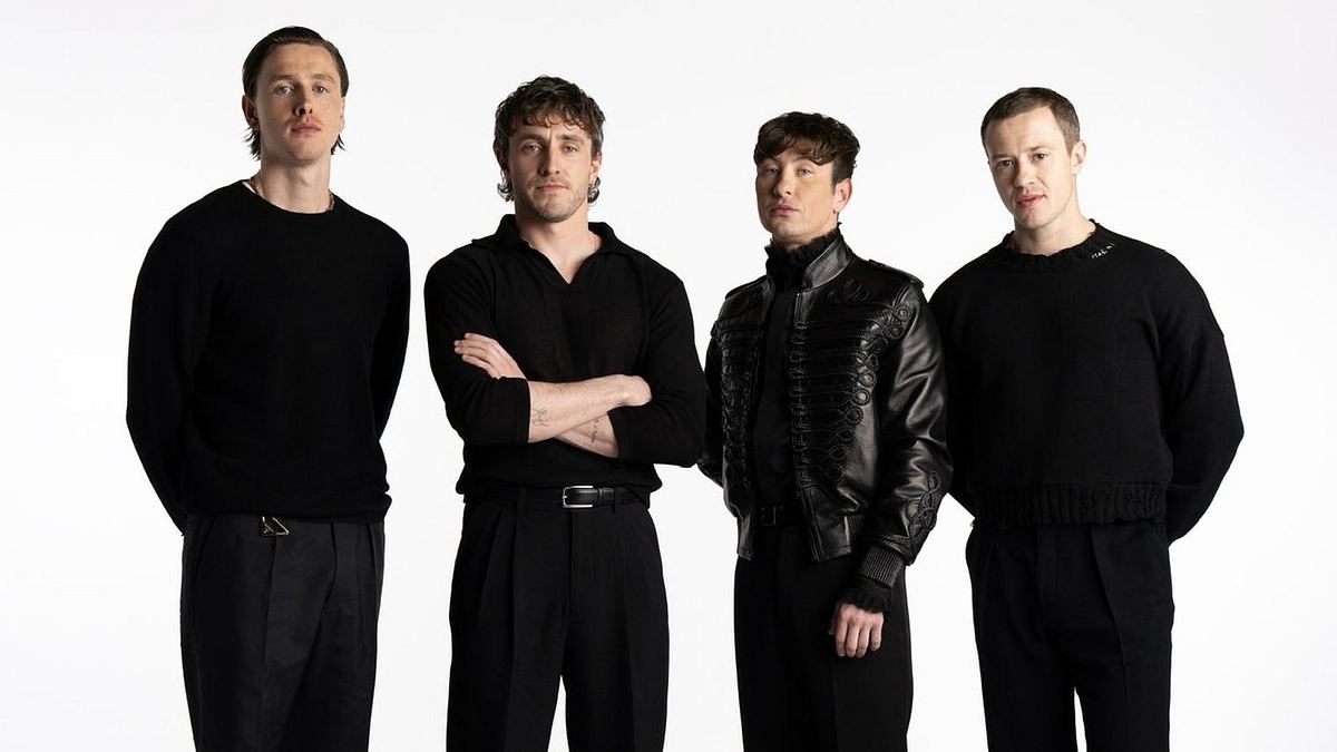 Paul Mescal, Joseph Quinn, Barry Keoghan Harris Dickinson gucken in die Kamera, sie alle tragen schwarze Kleidung.