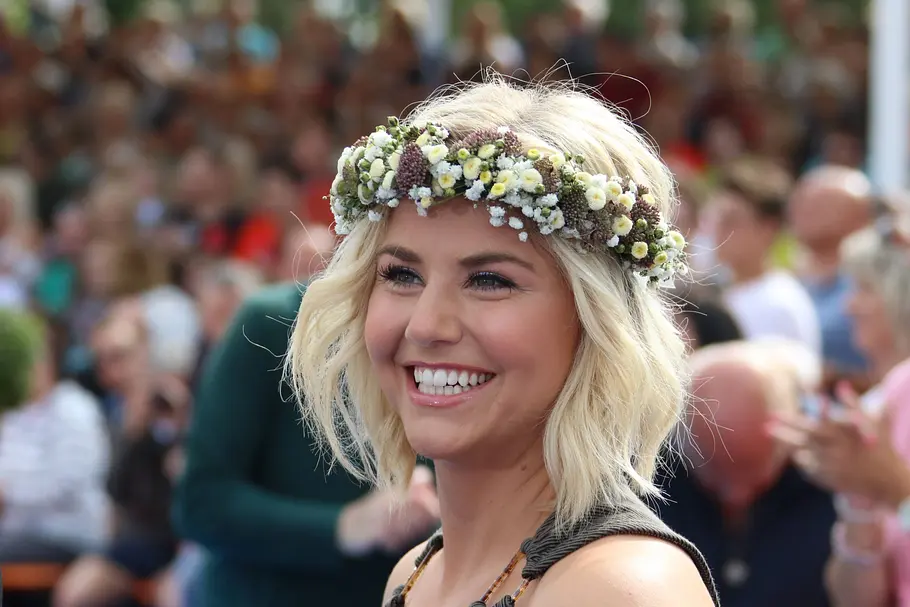 Beatrice Egli. Beatrice Egli mit einem Blumenkranz im Haar.