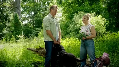 Beatrice Egli in „Die Landarztpraxis - Team Sonnenhof“ mit Schauspieler Alexander Koll und einem Hund im Wald. - Foto: Joyn Beatrice Egli in „Die Landarztpraxis - Team Sonnenhof“ mit Schauspieler Alexander Koll und einem Hund im Wald. - Foto: Joyn
