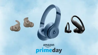  Beats-Kopfhörer vor einem himmelblauen Hintergrundbild und über einem Amazon Prime Day Logo - Foto: TV Movie / Canva