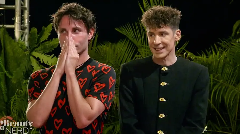 Gino und Kilian Gino schaut schockiert und Kilian lächelt
