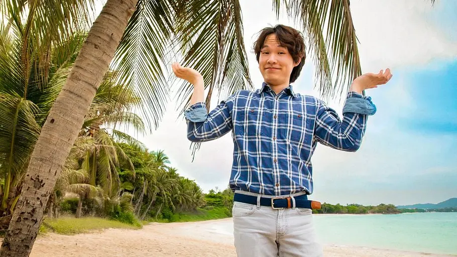 „Beauty & The Nerd“ 2026 Nam posiert fragend am Strand.