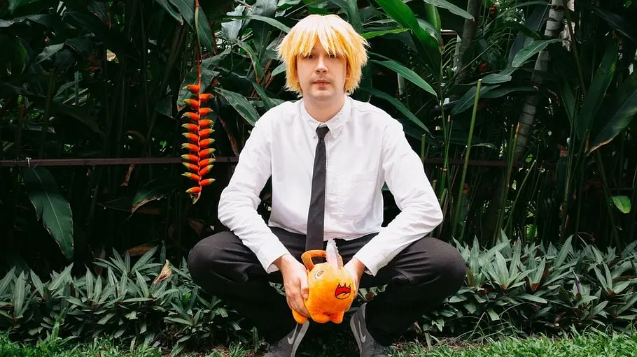 „Beauty & The Nerd“ 2026 Ricardo im Denji (Chainsaw Man) Cosplay mit einem Pochita Kuscheltier.