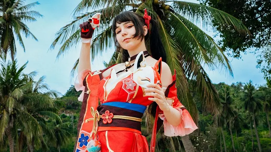 „Beauty & The Nerd“ 2026 Sasha posiert im Kimono mit Fuchsmaske.