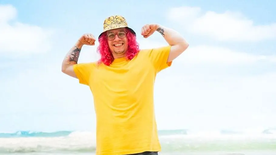 „Beauty & The Nerd“ 2026 Ben trägt ein Bucket Hat mit Enten-Design und zeigt seine Muskeln.