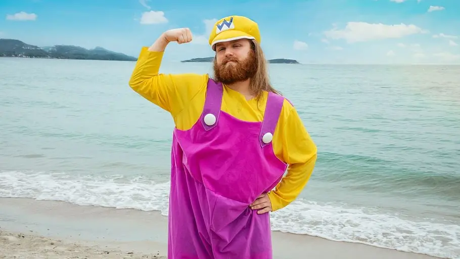 „Beauty & The Nerd“ 2026 Danny posiert als Wario am Strand.