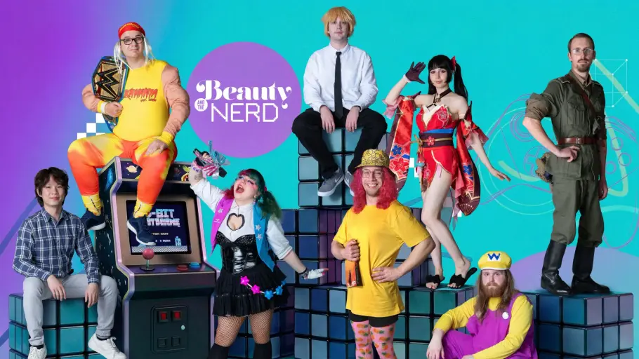 Die acht Nerds der neuen Staffel von „Beauty & The Nerd“ umgeben von Rubik Würfeln und Spieleautomaten