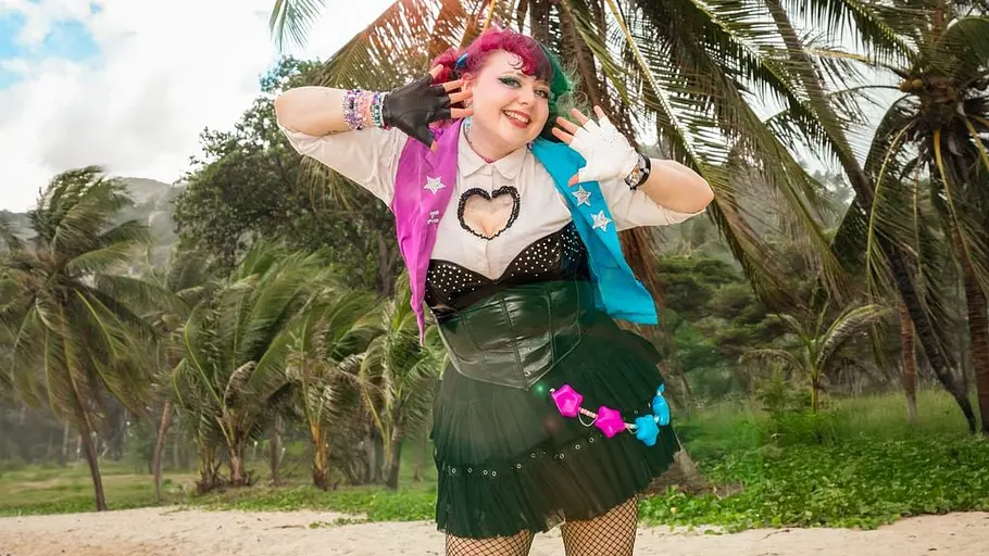 „Beauty & The Nerd“ 2026 Thesi trägt ein Outfit mit lilafarbenen und blauen Akzenten.