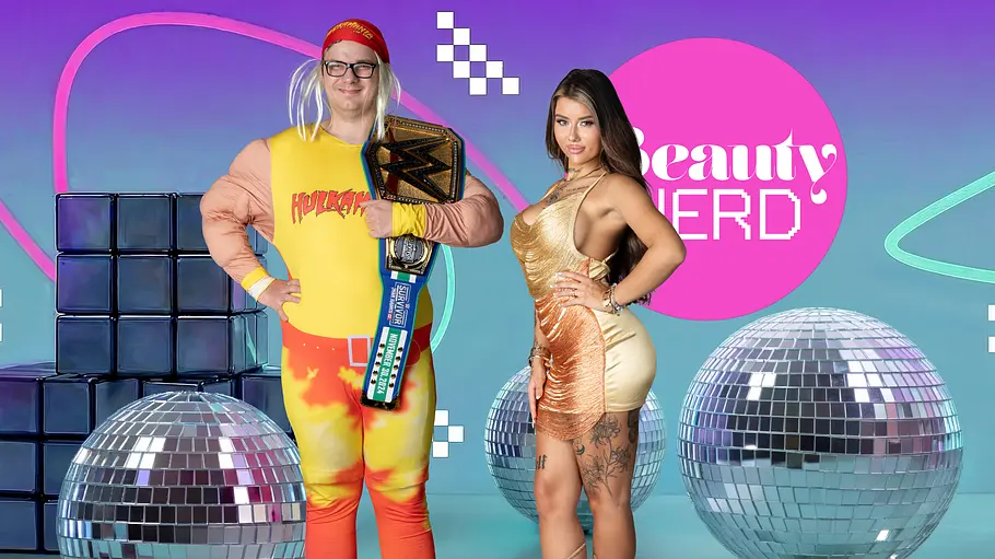 Patrick und Vanessa Patrick steht im Wrestling Kostüm neben Vanessa, die ein kurzes Kleid trägt. Sie stehen vor einem bunten Hintergrund, in dem auch Discokugeln und Zauberwürfel zu sehen sind. Hinter Vanessa sind die Worte Beauty und Nerd zu lesen.