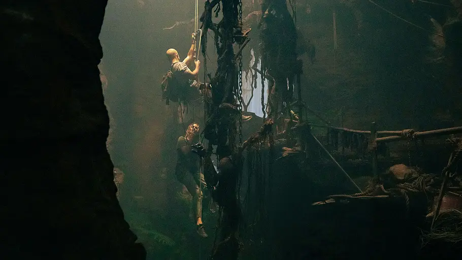 Eine Szene aus dem Film Apex auf Netflix: Taron Egerton klettert als Ben mit Charlize Theron als Sasha in seine Mörder-Höhle.