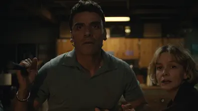 Oscar Isaac als Josh Martin und Carey Mulligan als Lindsay Crane-Martin in Staffel 2 von „Beef“. - Foto: Netflix Oscar Isaac als Josh Martin und Carey Mulligan als Lindsay Crane-Martin in Staffel 2 von „Beef“. - Foto: Netflix