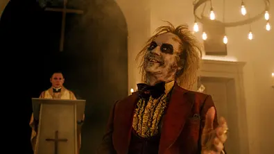 Michael Keaton steht als Beetlejuice in einer Kirche - Foto: Warner Bros.