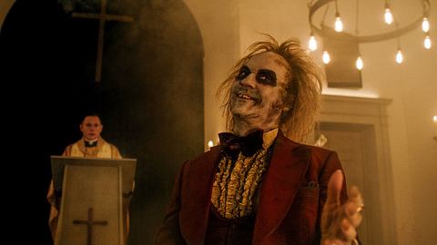 Michael Keaton steht als Beetlejuice in einer Kirche - Foto: Warner Bros.