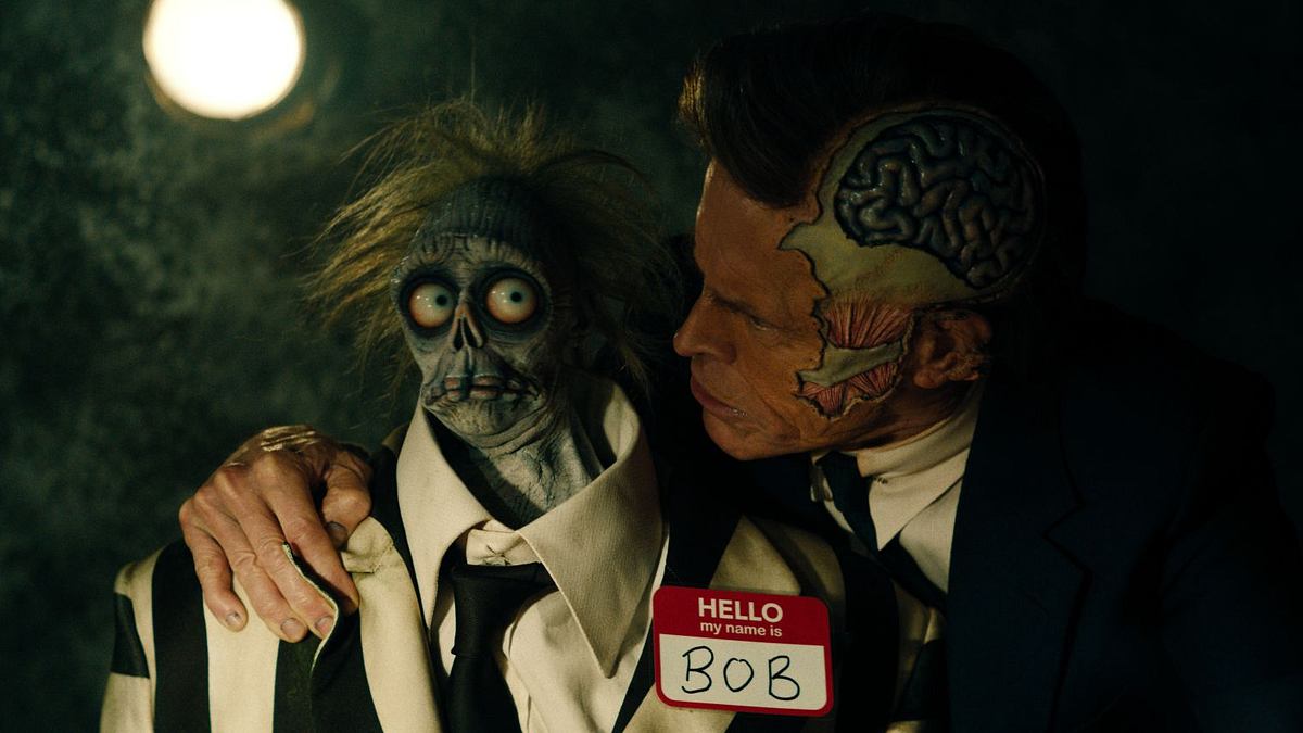 Willem Dafoe aus Beetlejuice Beetlejuice befragt eine Leiche mit einem winzigen Kopf