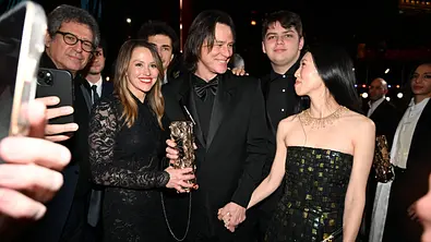 Jim Carrey posiert mit Jane, Jackson und Min Ah in festlicher Kleidung. Jane hält eine goldene Trophäe, Min Ah seine Hand. - Foto: IMAGO / Starface Jim Carrey posiert mit Jane, Jackson und Min Ah in festlicher Kleidung. Jane hält eine goldene Trophäe, Min Ah seine Hand. - Foto: IMAGO / Starface