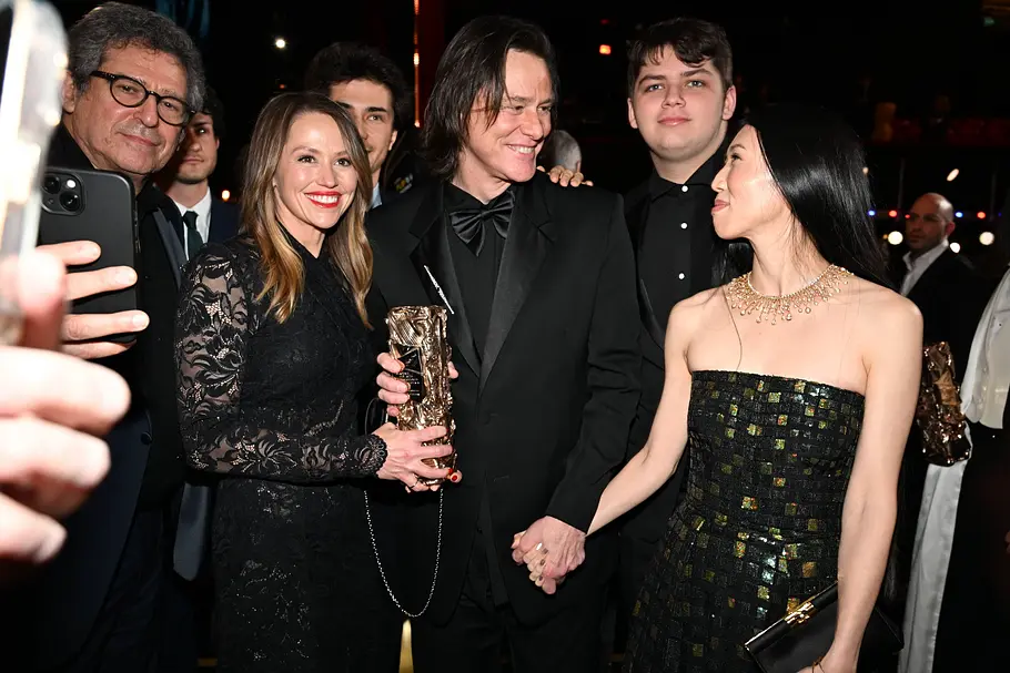 Bei den César Awards war Min Ah erstmals offiziell als Jim Carreys Partnerin zu sehen. Jim Carrey posiert mit Jane, Jackson und Min Ah in festlicher Kleidung. Jane hält eine goldene Trophäe, Min Ah seine Hand.
