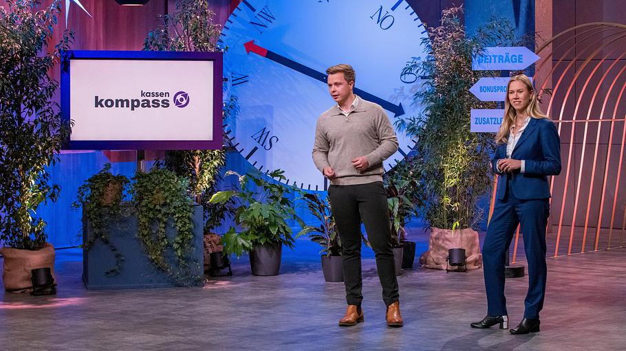 Ole Walkenhorst und Fiona Jasmut beim Pitch ihres Start-Ups KassenKompass.