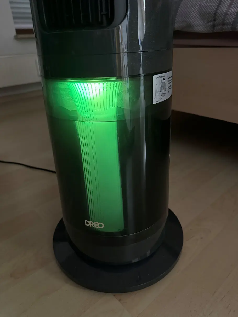 Beleuchtung Unterer Bereich eines schwarzen Dreo-Turmventilators mit transparentem Wassertank, der von innen grün beleuchtet ist