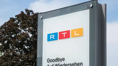 Stele mit RTL-Logo und Abschiedsgruß - Foto: IMAGO / Guido Schiefer Stele mit RTL-Logo und Abschiedsgruß - Foto: IMAGO / Guido Schiefer