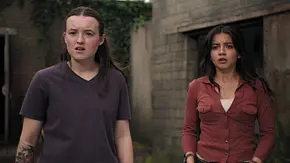 Ellie (Bella Ramsey, l.) und Dina (Isabela Merced) schauen schockiert in The Last of Us - Staffel 2 - Foto: HBO