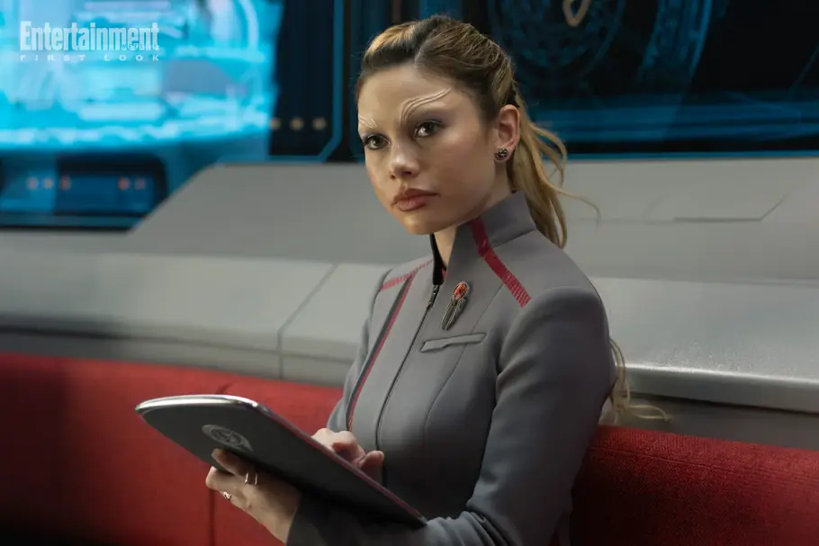 Starfleet Academy: Erste Bilder Starfleet Academy: Bella Shepard als Kadettin mit Sternenflotten-Tablet in neuer Paramount+-Serie