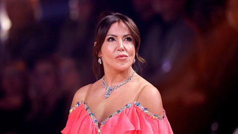Simone Thomall in seinem pinken off-shoulder-kleid mit einem ernsten Gesichtsausdruck - Foto:  IMAGO / Panama Pictures