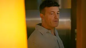 Ben in einer AWZ-Szene mit kurzen dunklen Haaren und grauem Hemd blickt zur Seite. Links leuchtet eine große gelbe Fläche. - Foto: RTL Ben in einer AWZ-Szene mit kurzen dunklen Haaren und grauem Hemd blickt zur Seite. Links leuchtet eine große gelbe Fläche. - Foto: RTL