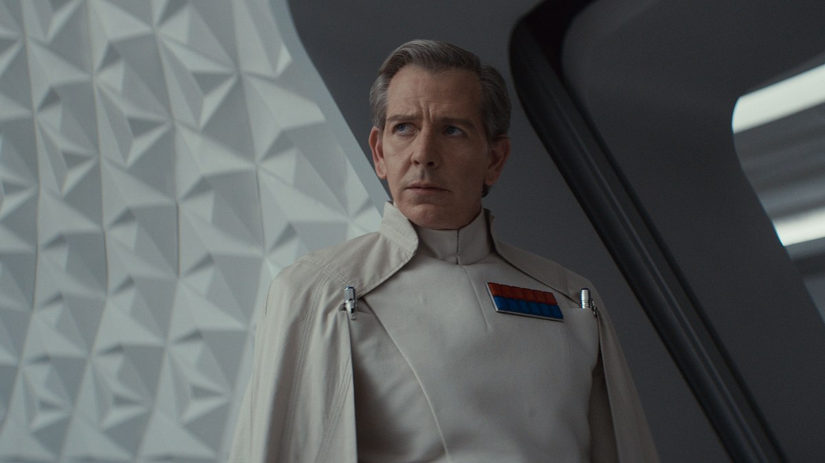 Ben Mendelsohn als Orson Krennic in „Andor“ Staffel 2 Ben Mendelsohn als Orson Krennic blickt ernst nach rechts.