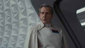 Ben Mendelsohn als Orson Krennic blickt ernst nach rechts. - Foto: Disney+