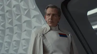 Ben Mendelsohn als Orson Krennic blickt ernst nach rechts. - Foto: Disney+ Ben Mendelsohn als Orson Krennic blickt ernst nach rechts. - Foto: Disney+