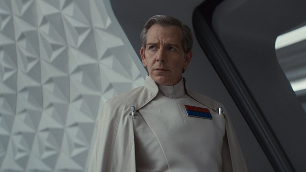 Ben Mendelsohn als Orson Krennic blickt ernst nach rechts. - Foto: Disney+