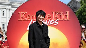 Ben Wang auf dem „Karate Kid: Legends“-Photocall auf dem Trafalgar Square am 20. Mai 2025 in London. Wang trägt einen schwarzen Anzug und lächelt in die Kamera. - Foto: Stuart C. Wilson/Getty Images für Sony Pictures